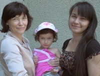 На фото: Лилия (слева) с внучкой и дочерью